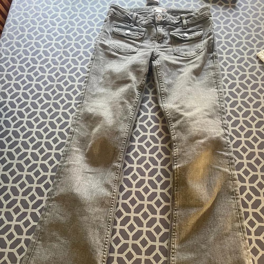 Gråa jeans i storlek 152. Jeans & Byxor.