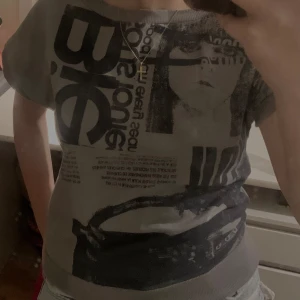 T-shirt - Jätte cool t-shirt med snyggt tryck!! Vintage HM!!