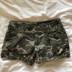 Shorts - Lågmidjade korta shorts i camo mönster med guld detaljer