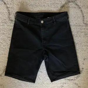 Svarta jeans shorts medium långa, oandvända i storlek 40💕