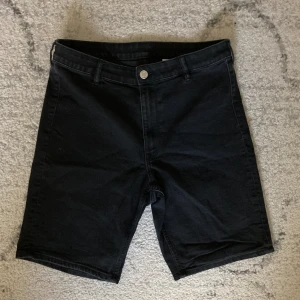 Svarta jeans shorts medium långa - Svarta jeans shorts medium långa, oandvända i storlek 40💕