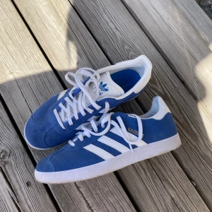 Kornblå adidas gazelle - Adidas gazelle i superfin blå färg, storlek 40 (2/3). Använd fåtal gånger så de är i nyskick, säljer då det är för små för mig😊 nypris runt 1245 så jag säljer billigt i och med nyskick!
