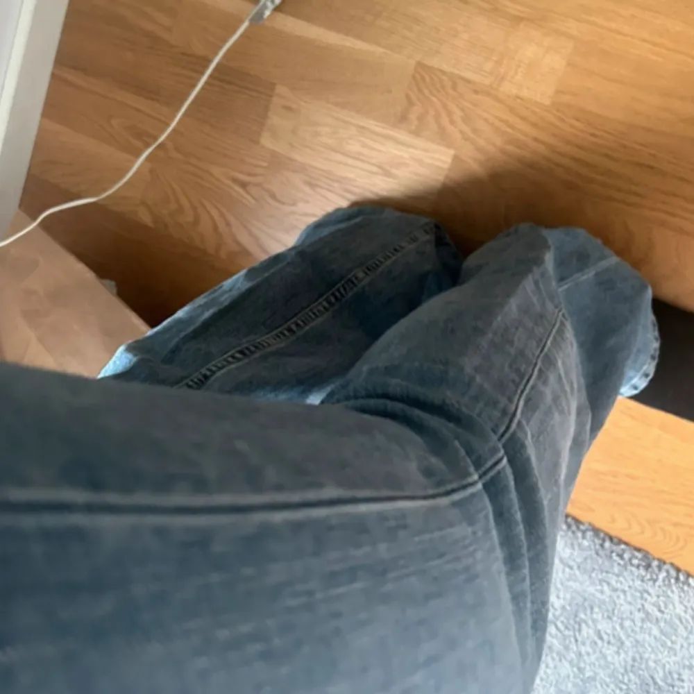 Jättefina Lågmidjade lee jeans i bootcut/rak modell! De är storlek W29 L34 och jag är 170 cm för referens! Tyvärr är de för små för mig💕  Innerbenslängd: 83 cm Midjemått rakt över: 36 cm. Jeans & Byxor.