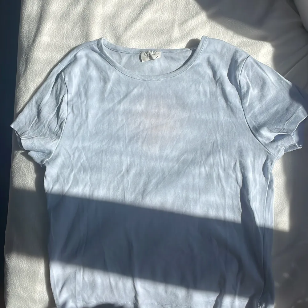 Fyra stycken gulliga t-shirts från gina tricot (en svart i XL, en rosa i L, en blå i L och en annan blå i XL). Går att köpa alla tillsammans för 150 kr eller styck för 40 kr. Inga defekter. Skriv för frågor eller fler bilder.. T-shirts.