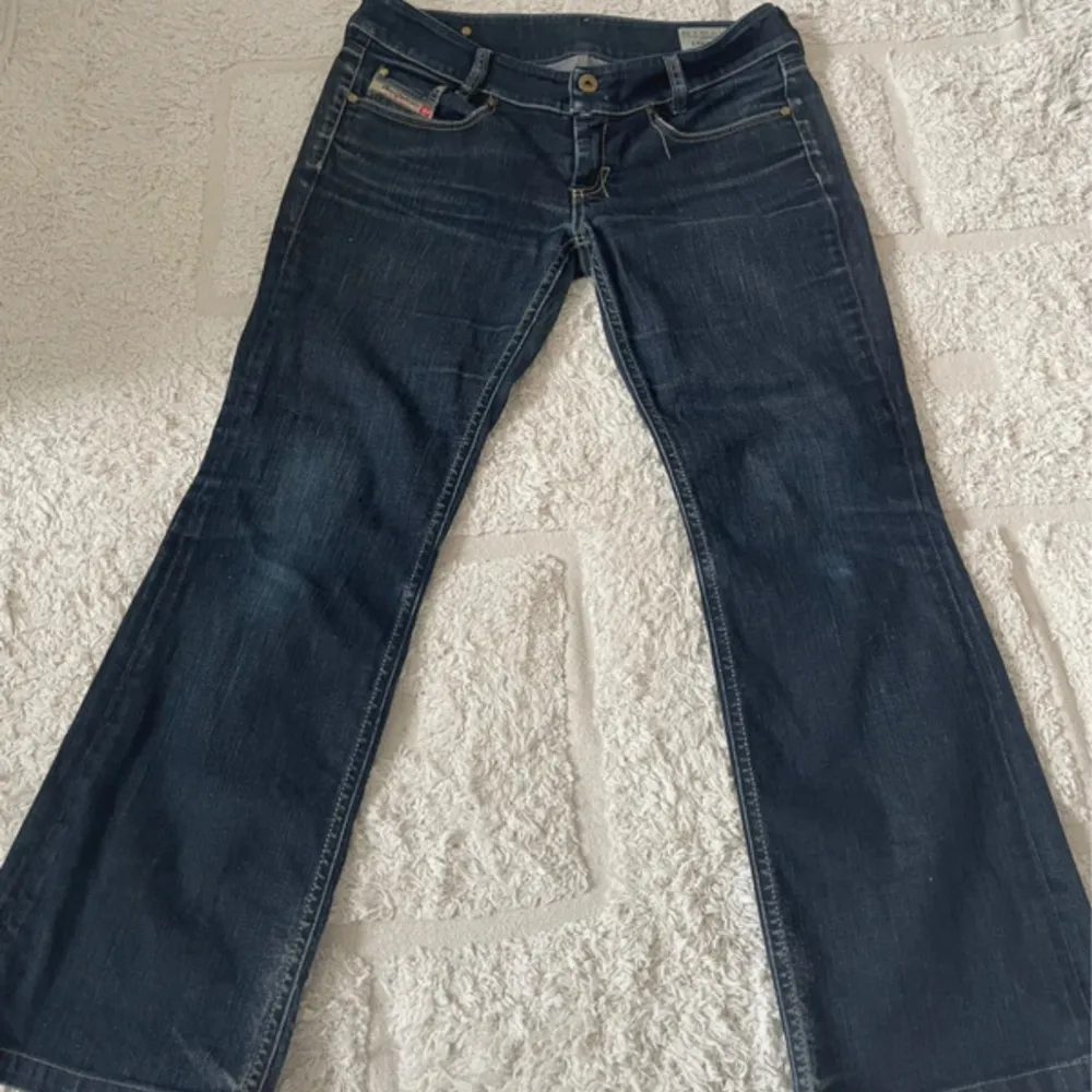 Jätte snygga jeans ifrån diesel men tyvärr så passar dom mig inte. Storlek 29/32 . Jeans & Byxor.