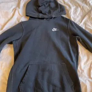 Något urtvättad Nike hoodie från kidsbrandstore. Nypris 550kr