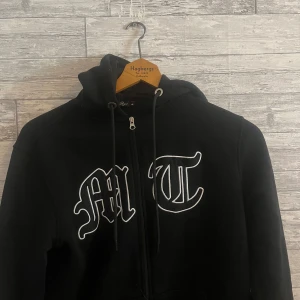 Tuttolente hoodie - Tvär fet svar Tuttolente hoodie, köpt på hemsidan, storlek L passar L/M priset går att diskutera 