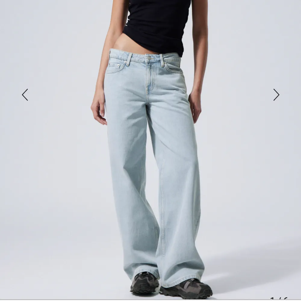 Snygga jeans från weekday, säljer då de är för långa på mig (164cm). Aldrig använda och lappen sitter fortfarande kvar. De två sista bilderna är hur de egentligen ska passa (på modell). Köpa för 590, pris kan förhandlas💞kontakta vid intresse/frågor!. Jeans & Byxor.