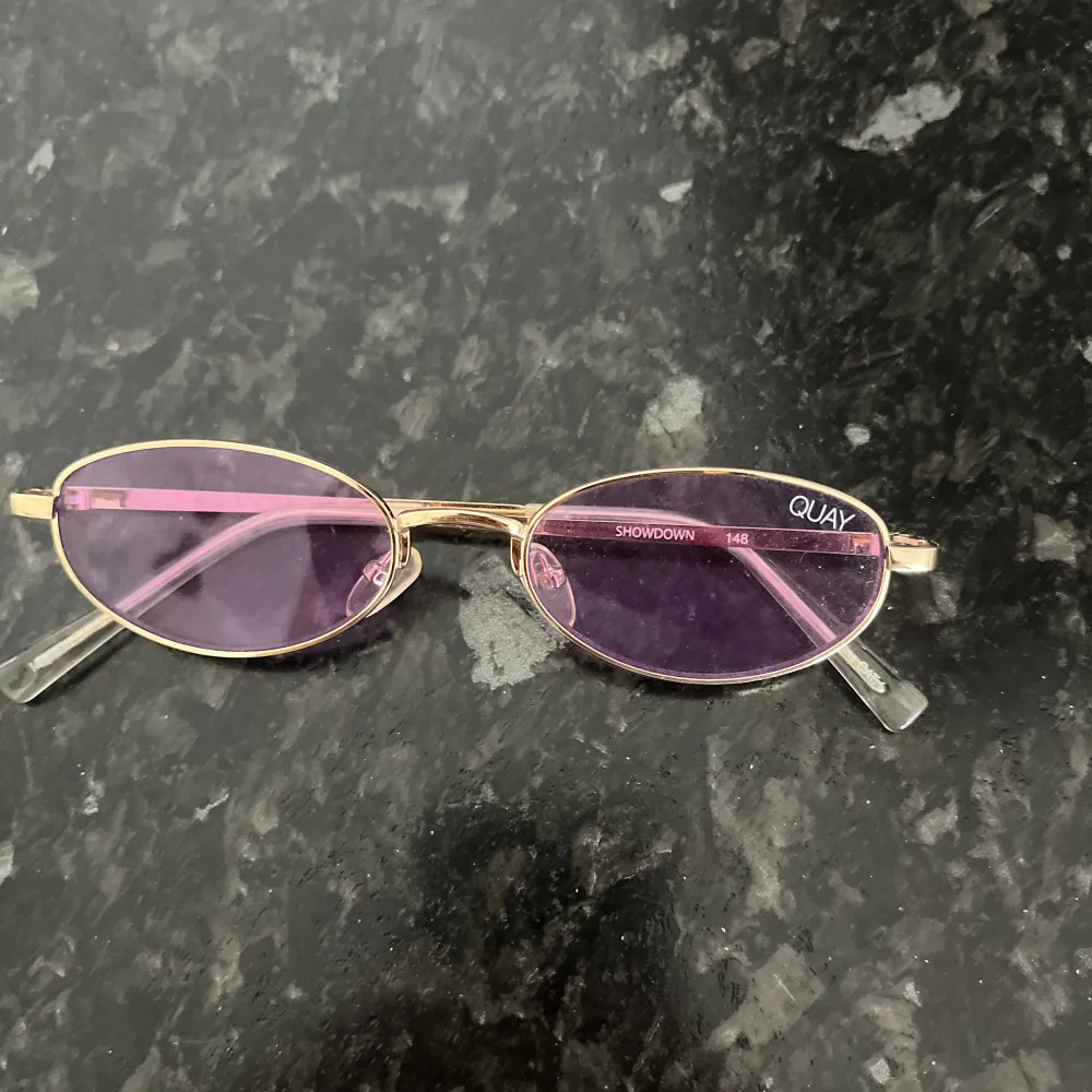 Rosa solglasögon från QUAY, köpta för 600, använda ett fåtal gånger, inga defekter . Accessoarer.