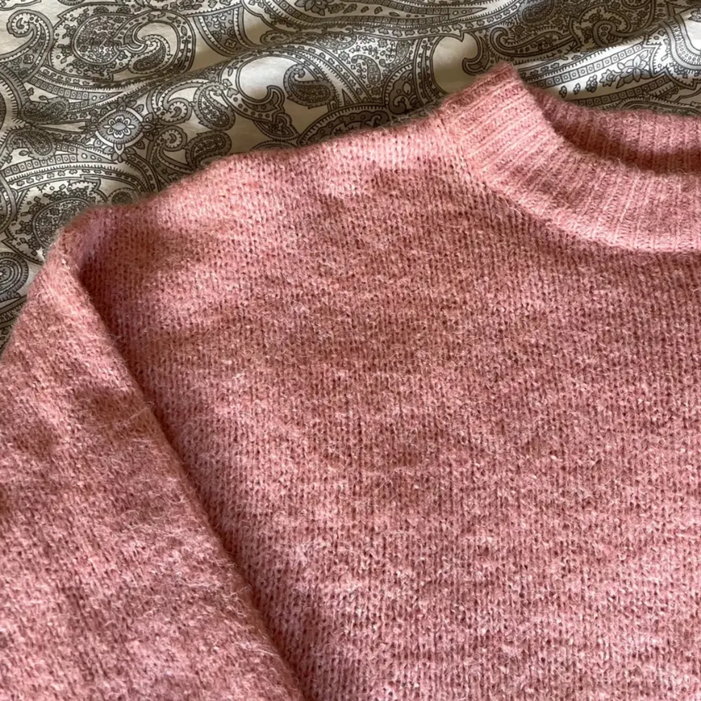 Superfin rosa stickad tröja, använd en gång & inga tecken på användning 🤍(storlek Xs men lite stor i storleken). Stickat.