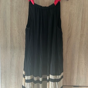Fin klänning  - Fin klänning i storlek M/L använd endast ett fåtal gånger så den är i fint skick.