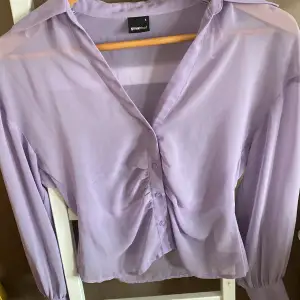 Lila, luftig skjorta från Gina tricot. Oanvänd, bara provad. 💞