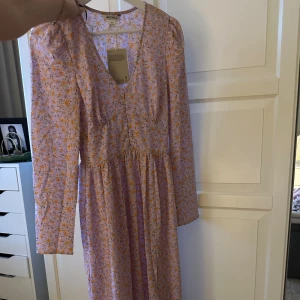 Klänning - Så fin adoore-liknande klänning! Perfekt till midsommar❤️ Helt oanvänd, prislappen kvar! (3e bilden är samma modell men annan färg) 