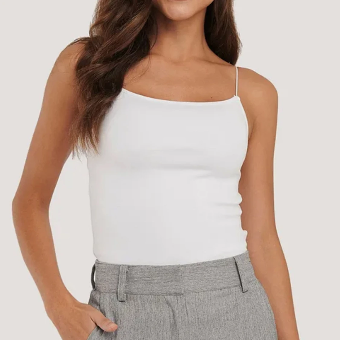 Vitt baslinne med spaghettiaxelband - 91