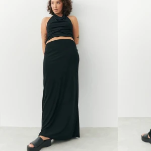 Svart kjol - Fin långkjol från gina jag köpte i somras som inte kommer till användning, använd en gång så som ny💗köpt för 300