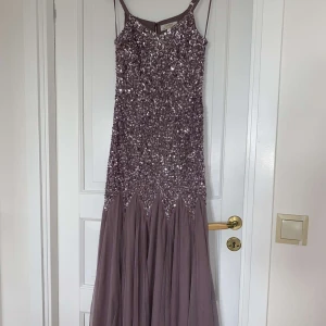 Festklänning  - Lång festklänning, perfekt till bröllop/bal. I bra skick. Använd endast en gång. Storlek 36.