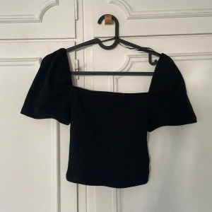 Svart topp  - En fin svart topp. Passar perfekt till sommaren💗