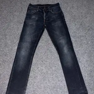 Säljer dessa feta Nudie jeans, det är den populära modellen ”Grim tim”  som sitter skit snyggt!🍾 Skriv för mer bilder eller frågor🍾🕺