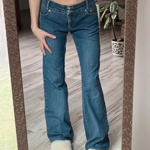Lågmidjade jeans - Skitsnygga lågmidjade bootcut jeans, obs se bild 2 och 3 för defekter (lösa trådar på fickorna samt hål bredvid gylfen)! Står ingen storlek men passar s kanske liten m💕