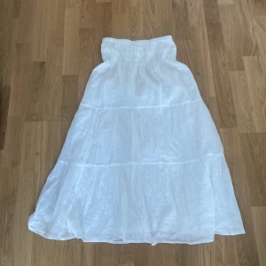 Vit långkjol - Säljer nu min helt oanvända vita långkjol från gingyoung, den var helt enkelt för kort enligt mig . Om du är under 155 så passar den perfekt🥰