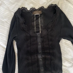 Rosemunde kofta - Rosemunde kofta med spetsdetaljer, köpt secondhand men i bra skick. 