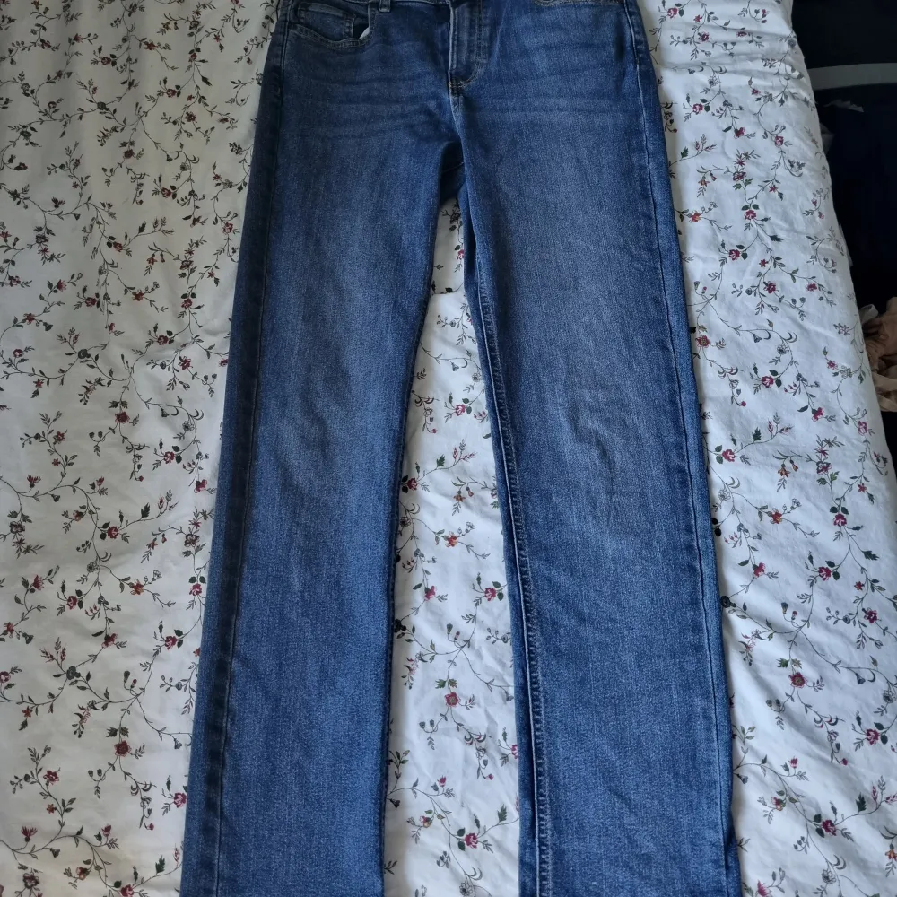 Snygga jeans i modellen straight. Okänt märke, men gissar att den går runt 100kr 💖💖. Jeans & Byxor.
