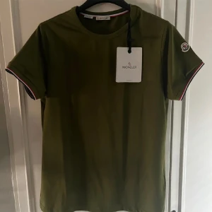 Moncler t shirt  - Hej! Säljer en väldigt efterfrågad moncler t shirt. För endast 1399kr aldrig använd helt ny. Hör av er vid frågor och funderingar. 