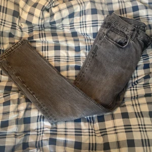 Gråa jeans, 31/32  - Säljer dessa gråa jeans  Inga defekter  Skriv för frågor!