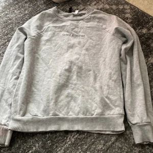 Tröja - Andvänd Max 7 gnr liten röd fläck på ärmen men det ksk går bort i tvätten