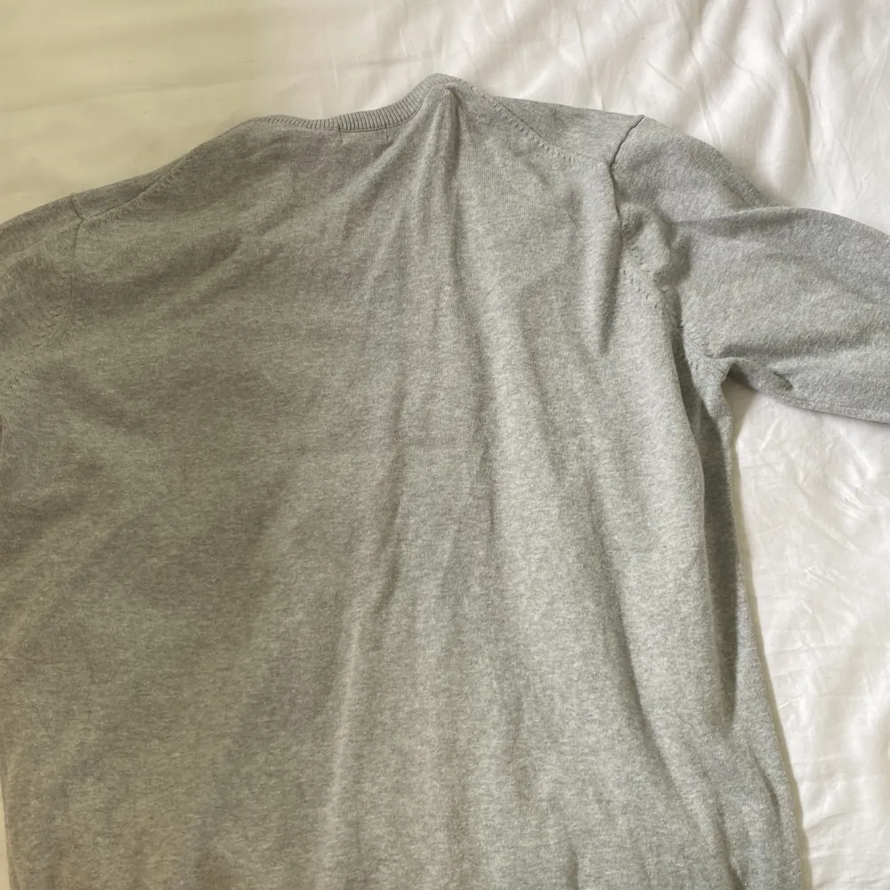 En grå sweatshirt i storlek L från Uniqlo som jag aldrig använt, inga defekter och snygga detaljer vid ärmarna. Tröjor & Koftor.