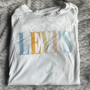 T-shirt från LEVI’S. Super somrig. Väldigt skön.