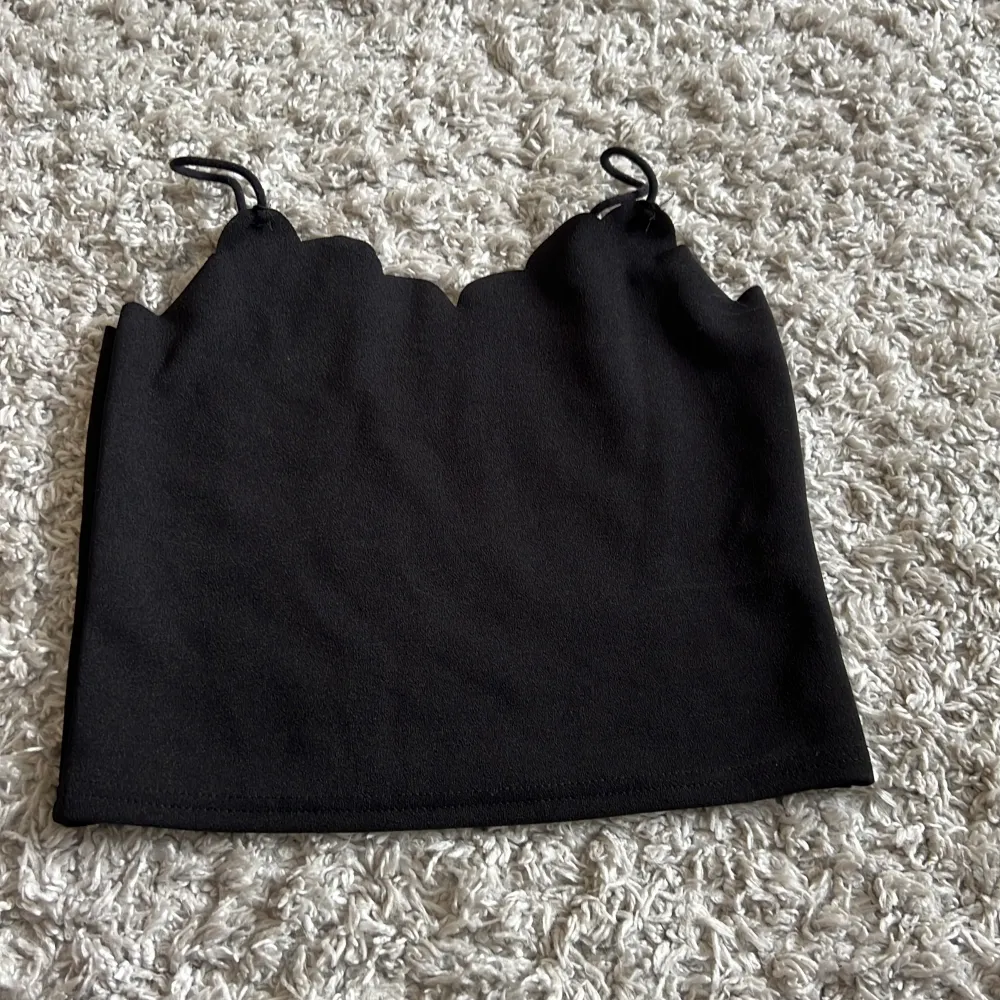 Ett svart fint linne från shein! 😍billigt pris. Storlek 152-164🤩. Toppar.