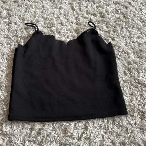 Ett svart fint linne från shein! 😍billigt pris. Storlek 152-164🤩