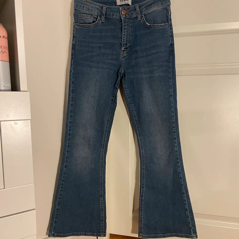 Ett jättefint par jeans från denim som tyvär är för små för mig. Storlek 38 men ganska korta innerbenslängd ungefär 110. Jeans & Byxor.