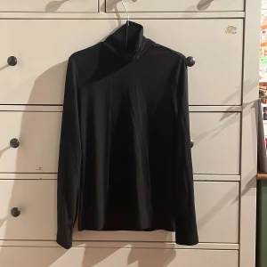 Svart polotröja - Bra skick 58% polyester, 33% viskos, 9% elastan