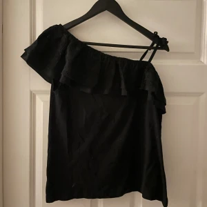 One shoulder topp - Oanvänd med prislapp från kappahl! Nypris 200kr💕