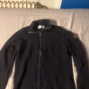 Stone island  - Storlek s stone island hoodie mörkblå ser svart ut bra skicka 9/10 säljer för den är för liten pris kan sänkas RIKTIG
