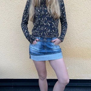 Jeanskjol - Jeanskjol med unika detaljer.