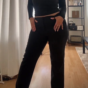 Svarta lågmidjade kostymbyxor  - Snygga, figursydda och smickrande kostymbyxor! Låg/ mediummidjade. Straightleg. Passar perfekt till alla tillfällen. Ordinariepris: 499kr. (Säljer både  i stl. 44 och 42) 