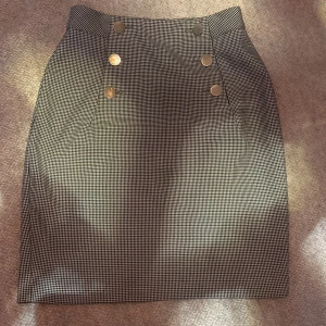 Väldigt snygg Rutig kjol från H&M högmidja i fint skick stl XS - Väldigt snygg Rutig kjol från H&M högmidja i fint skick stl XS.blixtlåsen fungerar men en del av dragkedja är bruten vilket kan vara svårt att  dra för att stänga men det går.