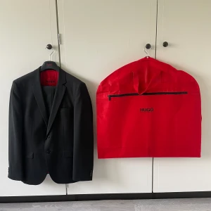 Kostym från Hugo Boss - Kostym från Hugo Boss i storlek 46. Använd fåtal gånger så i mycket bra skick. Säljs då den är för liten😊nypriset är ca 4799kr  Medföljer: Kavaj, Kostymbyxor, Kostymfodral