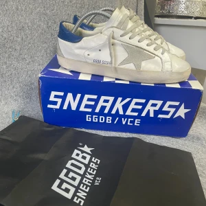 Golden goose skor - As feta och eftertraktade golden goose skor👟💨. Skicket är fint. Storlek 42 men passar 43. Dustbag ingår. Nypris 5000+ skriv vid frågor 🤝☺️