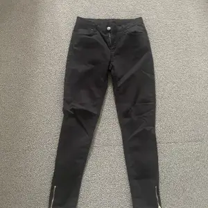 Coola jeans från 2:nd One med dragkedje slits!