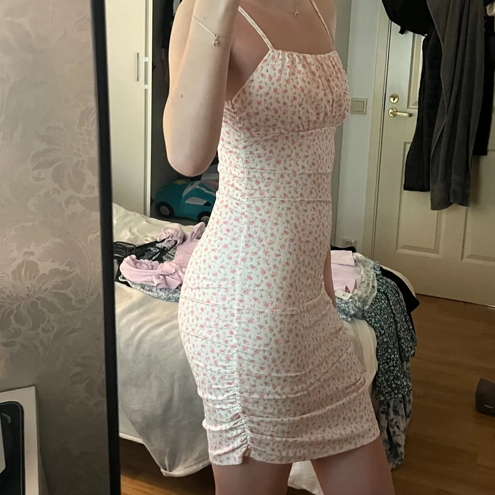 Säljer min vita klänningen som har rosa blommor på då det inte är min stil längre💕skriv för mer information eller vid intresse . Klänningar.
