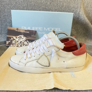 Philippe model skor - Snygga Philippe model skor🙌🏻 bra skick 8,5/10. Storlek 41 men passar 42. Box och kort ingår!!. Skriv vid frågor 🙏🏽☺️