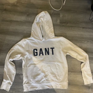 Gant hoodie xs - Tröjan är i fint skick, säljer då den inte passar längre 