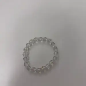 Armband med jättefina genomskinliga pärlor! Väldigt elastiskt! Aldrig använt