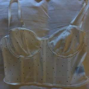 sommartopp - 🤍säljer min vita spetstopp med diamanter på🤍 säljer då den inte kommit till användning !! nyskick !! ingen vaddering !! svarar snabbt vid frågor!🫶🏼