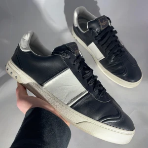 Valentino Flycrew - Säljer dessa riktigt feta svarta läder flycrews i storlek 43 | 8/10 Skick (2nitar har lossnat) | Allt og följer med | 3299kr 🤝