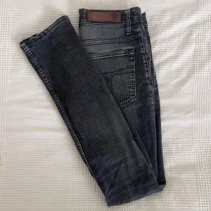 Säljer dessa superfina jeans ifrån tiger of Sweden i denna supersnygga gråa färg. Jeansen sitter slim och snyggt men något mindre än storleken. Skriv om ni har frågor eller lägg gärna prisförslag då priset inte är hugget i sten.